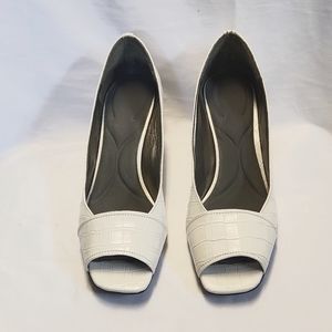 Linzy, white, medium heel, peep toes shoes 8.5W